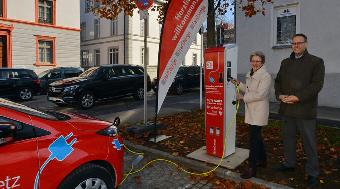 An der neuen Stromzapfsäule beim Amtsgericht legten Barbara Bosch und Jens Balcerek einen Elektro-Zoe an die lange Leine.  FOTO