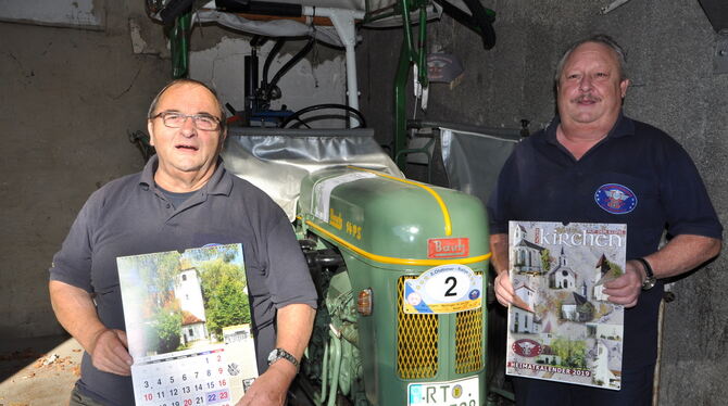 Neues Werk der Oldtimerfreunde: Kurt Kolb (links) und der Vereinsvorsitzende Albert Schediwy präsentieren den Heimatkalender 201