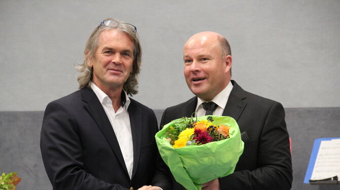 Schulamtsdirektor Roland Hocker (links) setzt Uwe Stark in sein neues Amt ein.