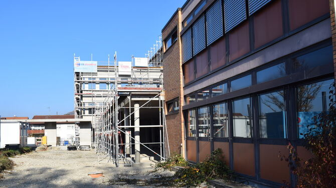 Der Um- und Neubau der Schillerschule in Dettingen macht sichtbare Fortschritte: Die künftige Mensa dockt bereits an den Rundlin