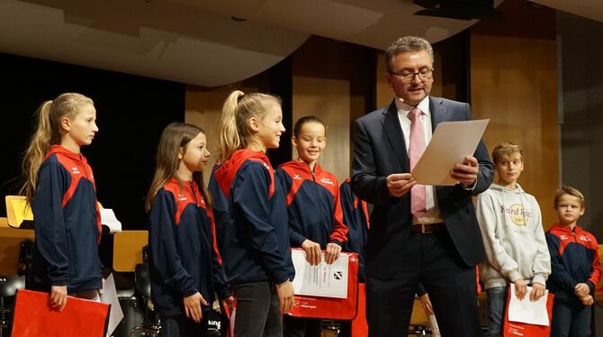 Erfolgreicher Nachwuchs: OB Michael Bulander gratuliert den jungen Mössinger Turnerinnen.  FOTO: STRAUB
