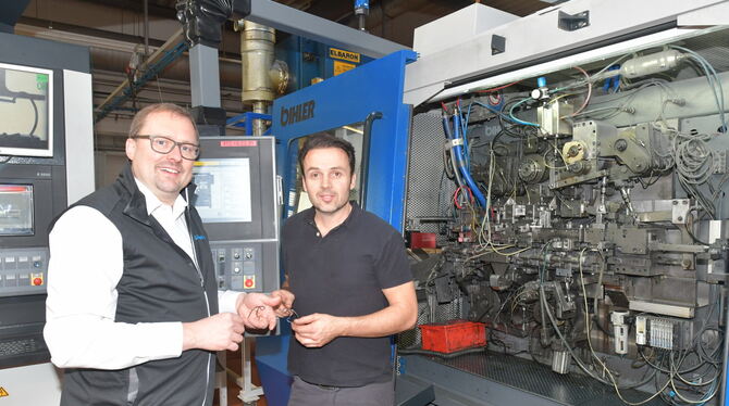 Der neue Geschäftsführer Ulrich Nann (links) von der Baumann GmbH mit Maschineneinrichter Selim Gülsüm in der Mehrschieberabteil