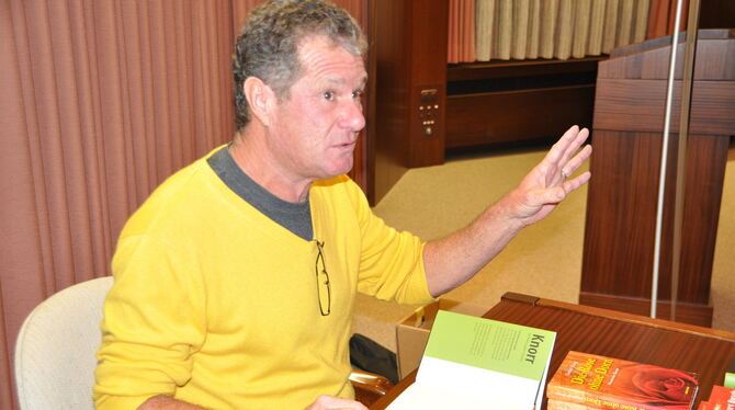 Gunter Haug bei der ebenso kurzweiligen wie spannenden Lesung. Gunter Haug bei der ebenso kurzweiligen wie spannenden Lesung.