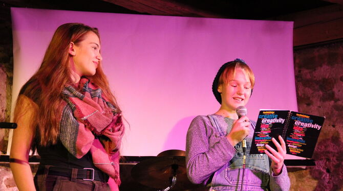 Johanna Döffinger und Luzie Eber brachten einen Zweier-Poetry-Slam auf die Bühne.