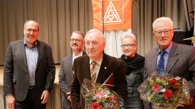 Ernst Helmschmidt (rechts) und Theodor Würch (Zweiter von links) wurden für 70 Jahre Mitgliedschaft geehrt. Wolfgang Lemb und Ta