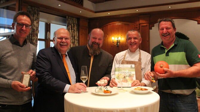 Genuss-Runde im Erpfinger »Hirsch« mit (von links) Linsen-Erzeuger Hans-Ulrich Glück, Verleger Valdo Lehari, Champignon-Produzen