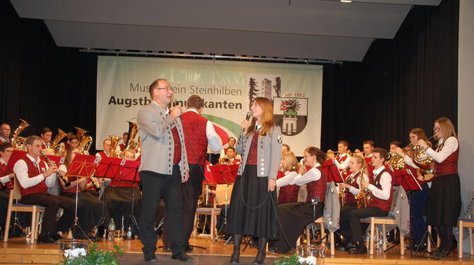 Annamaria Wittner mit ihrem Vater Wolfgang im Duett bei der Polka »Böhmische Liebe«. FOTOS: HÄUSSLER