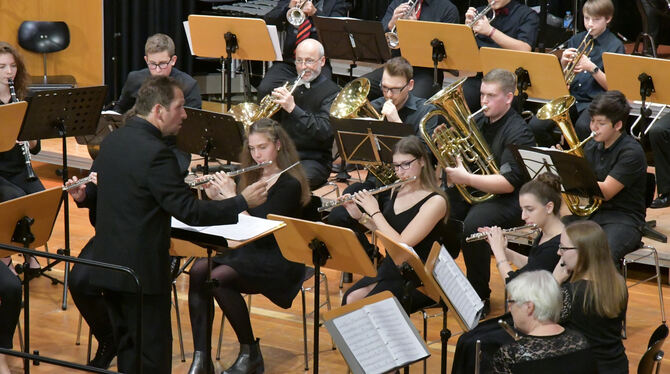 Das Sinfonische Blasorchester der Jugendmusikschule Steinlach machte den Auftakt zum Doppelkonzert mit der Harmonie de St. Julie