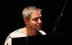 Martin Tingvall bei seinem Auftritt in Gomaringen. Der 44-Jährige hat unter anderem schon Songs für Udo Lindenberg geschrieben. 
