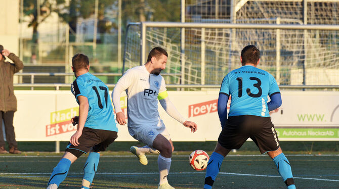 Panagiotis Nakos erzielte das Siegtor für die Young Boys. Links: Pascal Geiselhart, rechts Krunoslav Didovic vom TSV Steinhilben