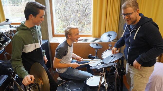 Musizieren und Fachsimpeln mit den Profis Markus Kurz (großes Bild) und Alfred Hepp.  FOTOS: WURSTER