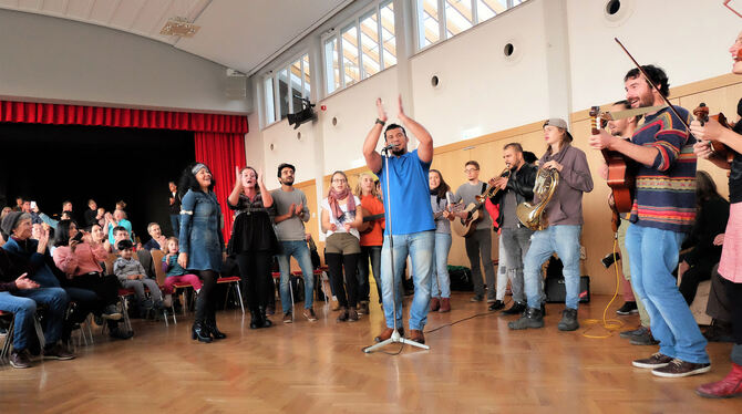 Die Tübinger Gruppe Folklang begeisterte beim Fest der Begegnung in Kirchentellinsfurt das Publikum. FOTO: LIMA
