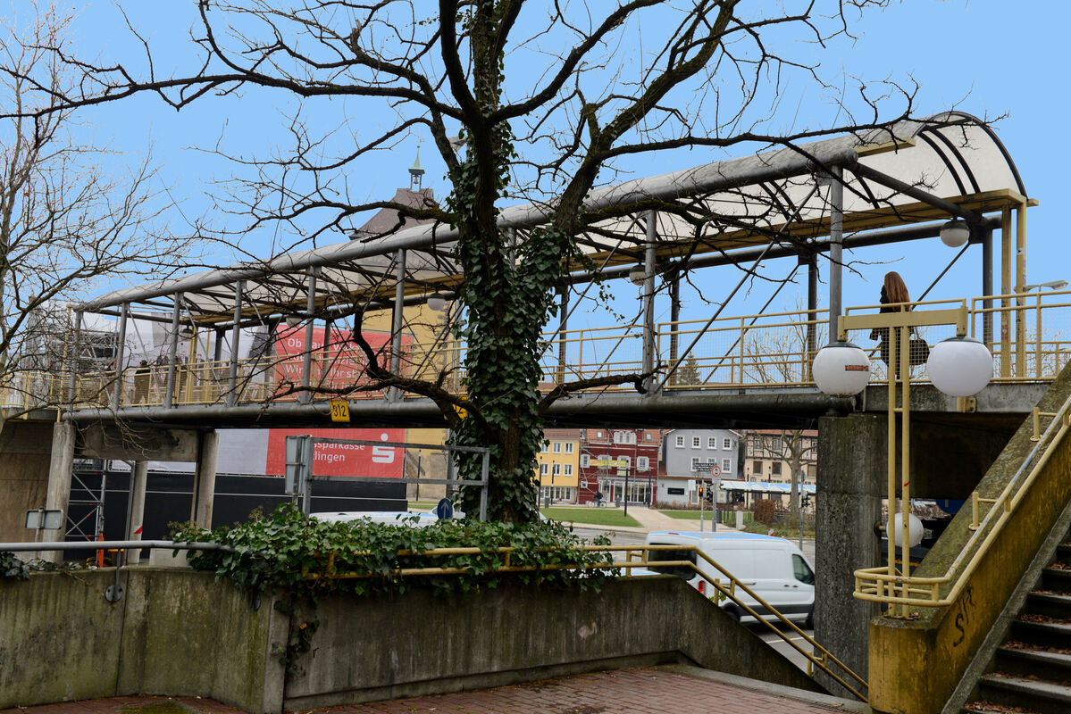 Weg damit, fordert die FDP: Der Fußgängersteg soll durch einen ebenerdigen Fußgängerüberweg ersetzt werden. FOTO: ARCHIV Weg damit, fordert die FDP: Der Fußgängersteg soll durch einen ebenerdigen Fußgängerüberweg ersetzt werden. FOTO: ARCHIV