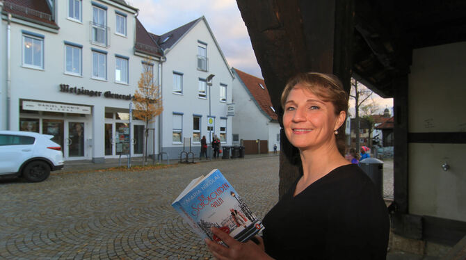 Die Autorin Maria Nikolai unterm Dach der offenen Marktkelter mit ihrem Bestseller »Die Schokoladenvilla«. FOTO: FINK