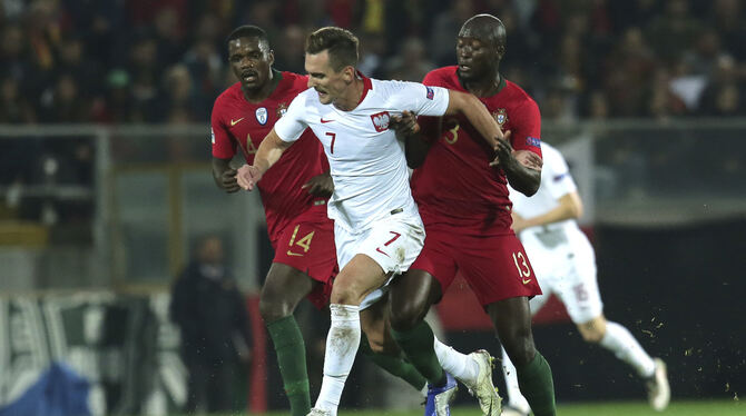 Arkadiusz Milik (weißes Trikot) erzielte für Polen das Ausgleichstor zum 1:1.  FOTO: DPA