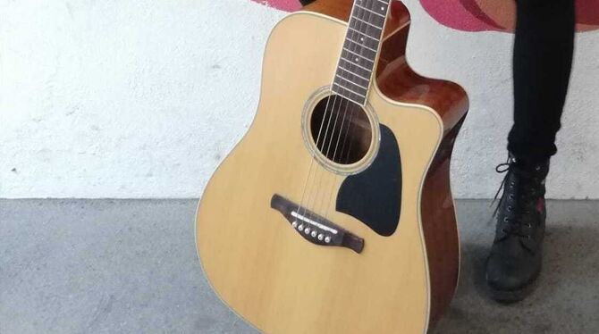 Singen und sich dazu selbst auf der Gitarre begleiten: ZmS-Reporterin Alina López füllt einen einen Teil ihrer Freizeit mit Mus