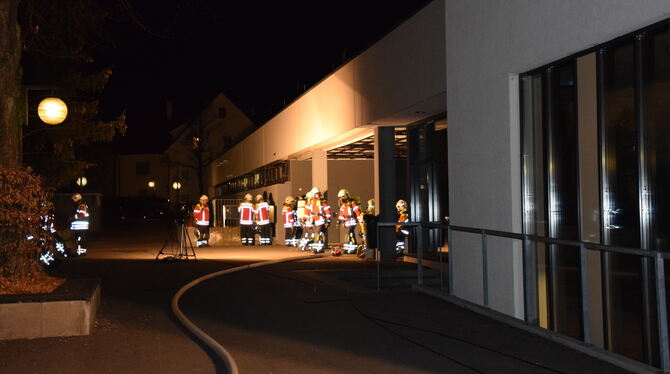 Großes Feuerwehr-Aufgebot am Mittwochabend kurz nach 21.30 Uhr an der Pfullinger Realschule.