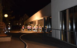 Großes Feuerwehr-Aufgebot am Mittwochabend kurz nach 21.30 Uhr an der Pfullinger Realschule.