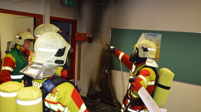 Im Chemieraum war ein Papierkorb in Brand geraten, die Flammen haben auch Wand und Decke beschädigt.