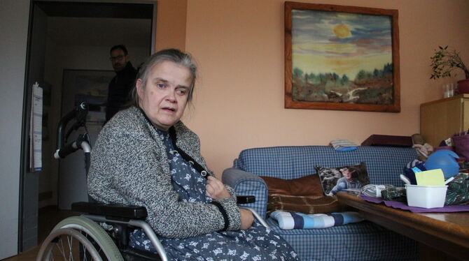 Bärbel Ruopp in ihrer Wohnung in Münsingen. Die  54-Jährige klagt zusammen mit ihrer Familie auf Einhaltung von Betreuungs- und