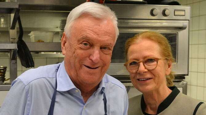 Ernst und Brigitte Fischer in der Küche: Sie wollen den Nachfolgern den Übergang erleichtern und arbeiten noch ein Jahr mit. FOT