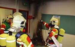 Ein Brand im Chemiesaal beschädigte Decke, Wand und Boden. Die Ursache des Feuers wurde noch nicht gefunden.