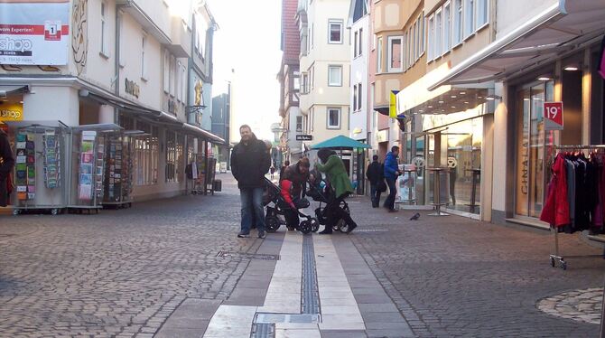 In Aalen gibt es in der Innenstadt eine verdichtete Wasserrinne. Die eignet sich gut für Kinderwagen und Rollstuhlfahrer, Kopfst
