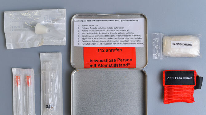 Ein Notfall-Set des Medikaments Naloxon