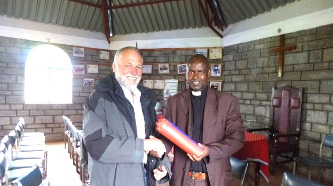 Kerzenübergabe in der Sakristei an Pfarrer Robert Mbugua. FOTO: KELLER