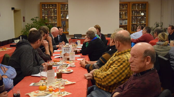 Viel Stoff für Diskussionen gab es bei der Versammlung der Kreisbauern in Bodelshausen.  FOTO: JAENSCH