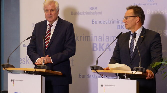 Innenminister Horst Seehofer (CSU, links) und der Präsident des Bundeskriminalamts Holger Münch. FOTOS: SCHÜRER