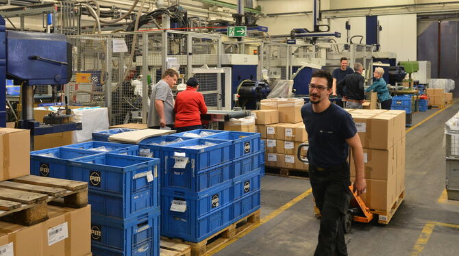 Blick in die Produktionshalle für Kunststoffteile bei Plastro Mayer in Trochtelfingen. FOTOS: NIETHAMMER