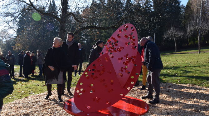 Rot, oval und aus Stahl: Susanne Immers Skulptur »Zeit endecken« lässt die Besucher innehalten. Sie wurde im Krügerpark vor übe