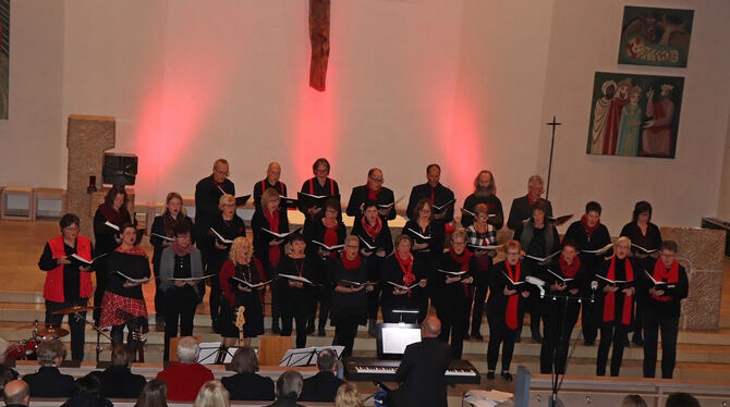 Der Chor Voice Querbeet sang in der Christus-König-Kirche. FOTO: BLOCHING