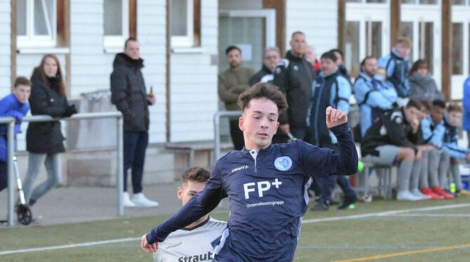 Durchgesetzt: Luis Almeida gewann mit den Young Boys Reutlingen 4:0 gegen die TuS Metzingen. Am Boden: Moritz Bächle.  FOTO: BAU