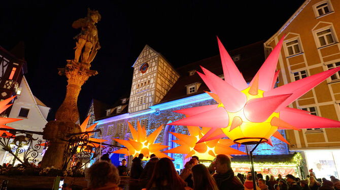 »Weihnachtsbeleuchtung zwei-punkt-null«: Auf dem Marktplatz herrschte reges Teiben unter bunten Sternen.  FOTOS: PIETH
