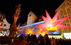 »Weihnachtsbeleuchtung zwei-punkt-null«: Auf dem Marktplatz herrschte reges Teiben unter bunten Sternen.  FOTOS: PIETH