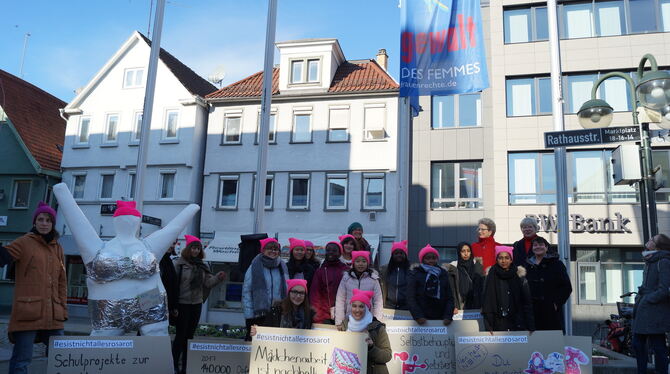 Mit Pussy Hats und Transparenten demonstrieren die Mädchen von Görls gegen Gewalt an Frauen. Im Hintergrund Oberbürgermeisterin