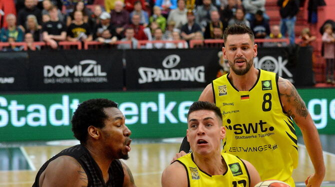 Die Tübinger Profi-Basketballer Reed Timmer (am Ball) und Enosch Wolf (hinten) sind beim Probetraining in Kirchentellinsfurt dab