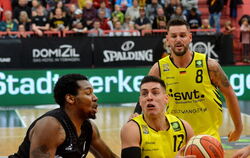 Die Tübinger Profi-Basketballer Reed Timmer (am Ball) und Enosch Wolf (hinten) sind beim Probetraining in Kirchentellinsfurt dab