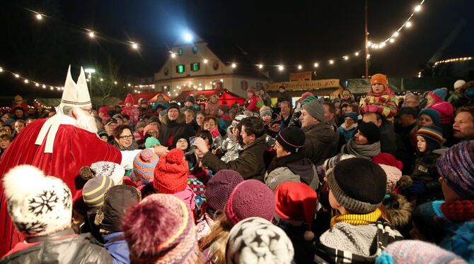 Wenn der Weihnachtsmann lockt, wie hier in Zwiefalten, kommen die Marktbenutzer zuhauf.  ARCHIV-FOTO: WARNACK