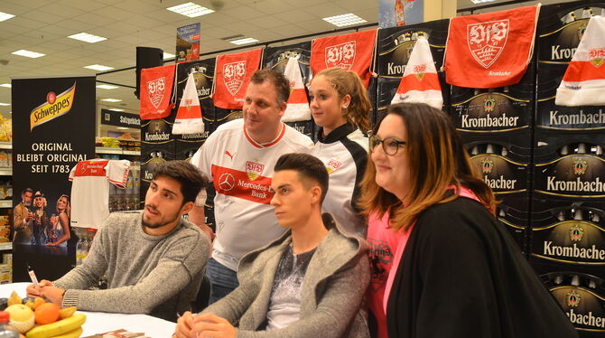 Und wieder ein unvergessliches Erinnerungsfoto vor einem Wand von Bierkästen des Sponsors.