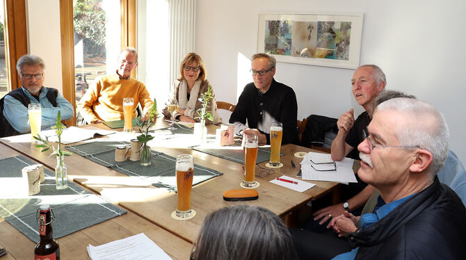 Haben sich intensiv über das Thema »qualitatives Wachstum« ausgetauscht: die Teilnehmer des i’kuh-Stammtischs im »Klostergarten«