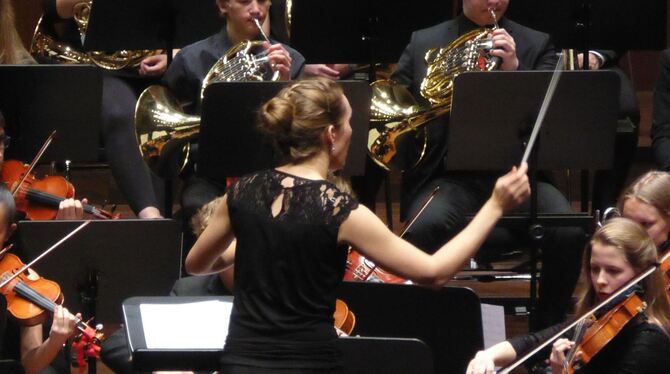 Dirigentin Maria Eiche und Orchestermitglieder.  FOTO: BERNKLAU