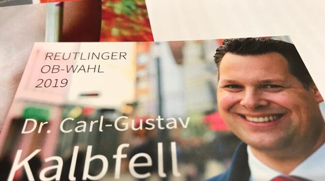 Carl-Gustav Kalbfell verteilt Flyer.  FOTO: PR