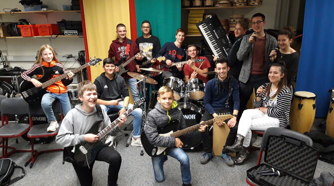 Hochmotivierte Musiker: Die Band hat insgesamt fünf Gitarristen, drei Drummer, zwei Keyboarder, fünf Sänger und eine Bassistin. Hochmotivierte Musiker: Die Band hat insgesamt fünf Gitarristen, drei Drummer, zwei Keyboarder, fünf Sänger und eine Bassistin.