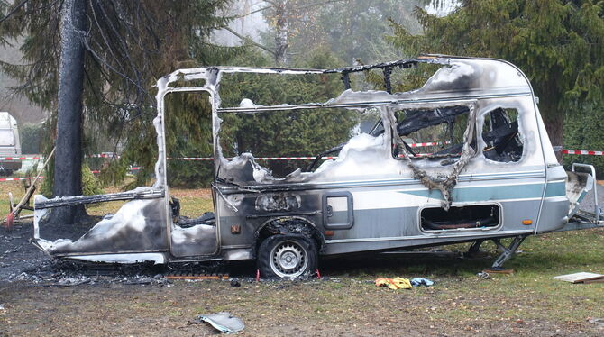 Auch ein weiterer Wohnwagen brannte aus.