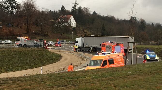 Ein Lkw war auf einem Zubringer zum Scheibengipfeltunnel von der Fahrbahn abgekommen und musste geborgen werden.