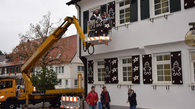 Mit dem Hubsteiger hat der Jugendgemeinderat die Planen mit Lebkuchenmännern und Sternen am Rathaus I angebracht: Julia Jestädt
