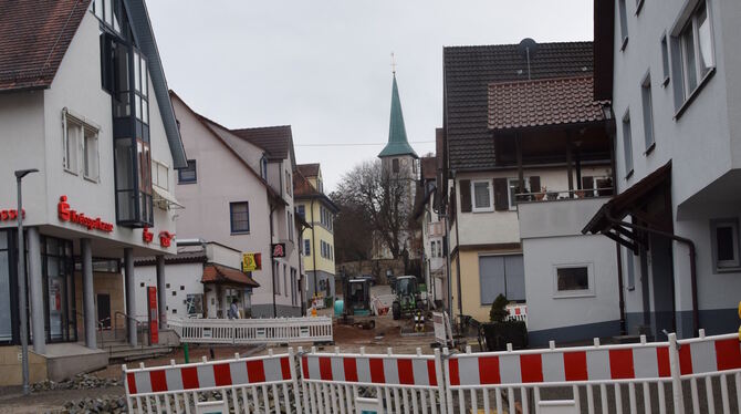 Absperrungen, Hindernisse und neu verlegtes Pflaster. Der obere Teil der Dorfstraße ist noch nicht so weit wie er sein sollte.